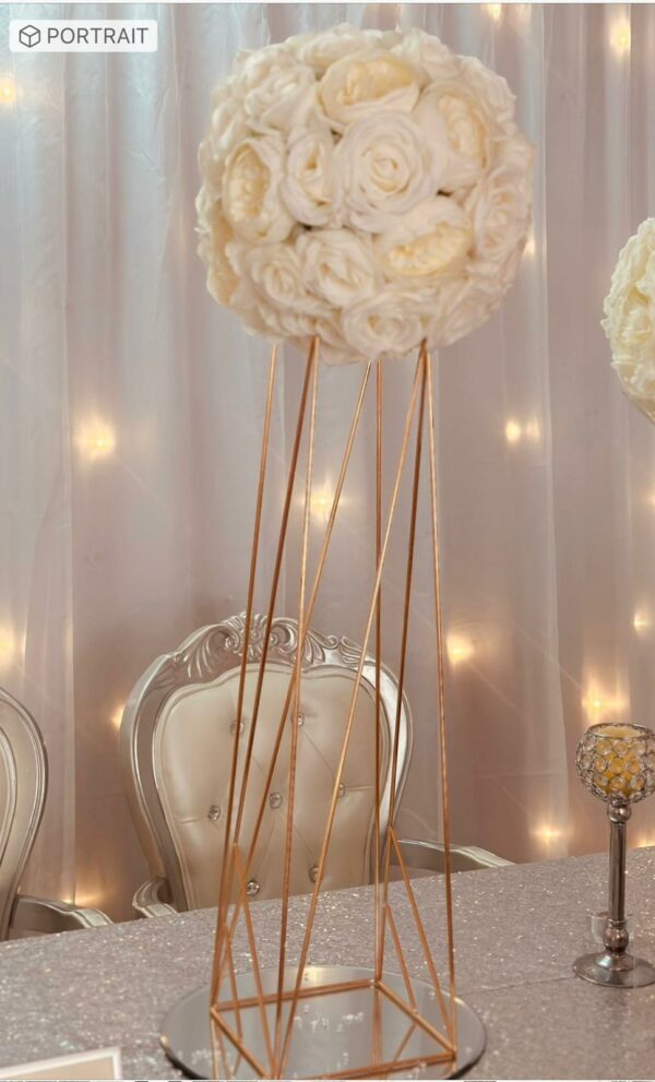 Colonne Atelier avec sa boule de fleurs